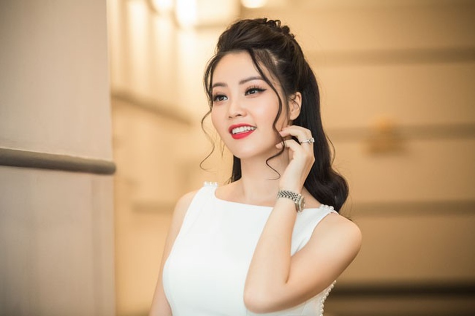 Á hậu Thụy Vân: “Một số cô gái trẻ đang lấy danh hiệu để mua bán” - 2 “Chúng ta không phủ nhận có một bộ phận những cô gái trẻ đang bị lấy danh hiệu hay giá trị bản thân trở thành thứ để mua bán! Cuối cùng cái họ nhận được là con số 0, là nỗi đau của gia đình và sự chỉ trích của xã hội!, Thụy Vân chia sẻ.