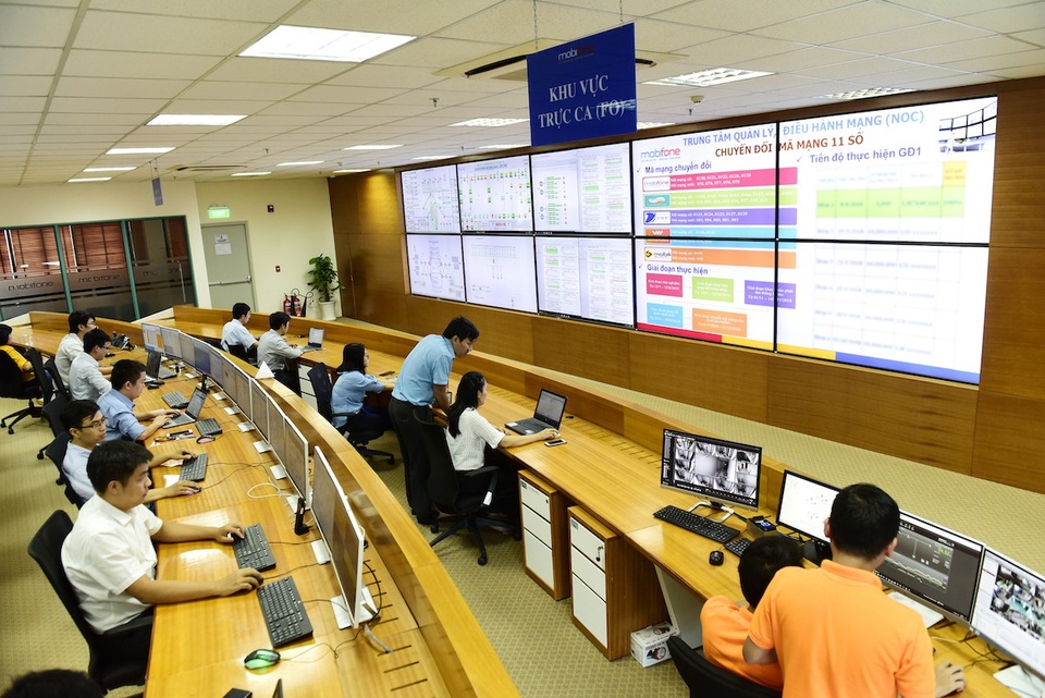 Hơn 10 triệu thuê bao di động 11 số chuyển sang 10 số thành công trong đợt 1 - 3 Các nhân viên của MobiFone trực suốt đêm để chuyển đổi thành công cho khách hàng