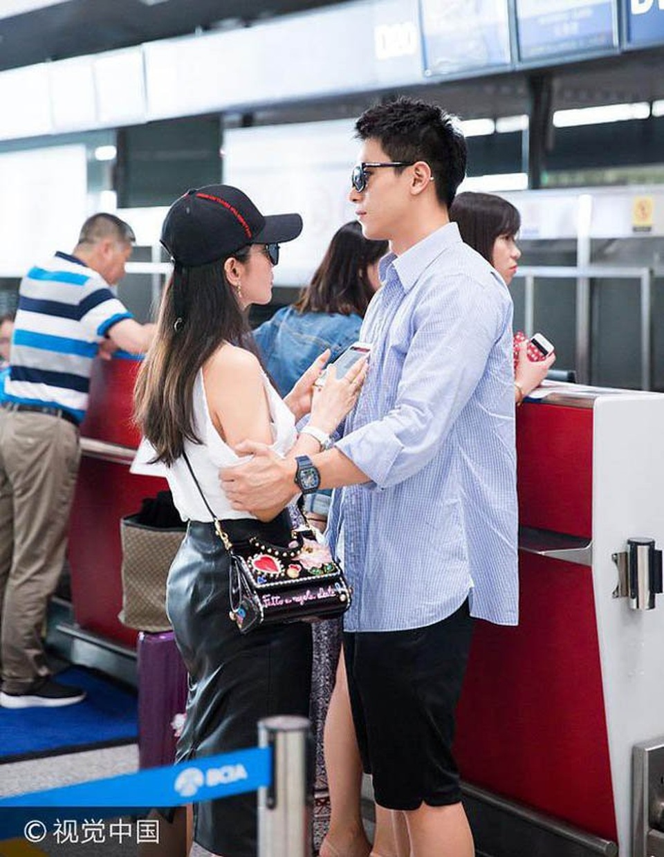 Nhan sắc trẻ trung của mỹ nhân 45 tuổi Lý Băng Băng - 10
Lý Băng Băng và bạn trai kém 16 tuổi Hứa Văn Nam không còn xuất hiện thường xuyên bên nhau trong thời gian gần đây. Lý Băng Băng luôn đi du lịch và tham dự sự kiện một mình. Cô từ chối nói về chuyện tình cảm.