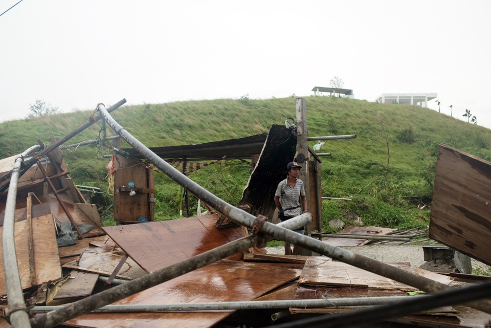 Châu Á có thể thiệt hại 120 tỷ USD do siêu bão Mangkhut - 2 Nhà cửa bị đổ sập do bão Mangkhut tại Tuguegarao (Ảnh: Bloomberg)