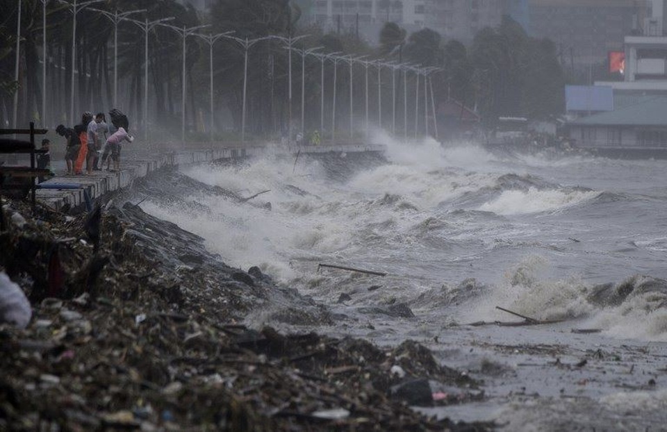 Châu Á có thể thiệt hại 120 tỷ USD do siêu bão Mangkhut - 3 Sóng biển dâng cao tại Manila do siêu bão (Ảnh: AFP)