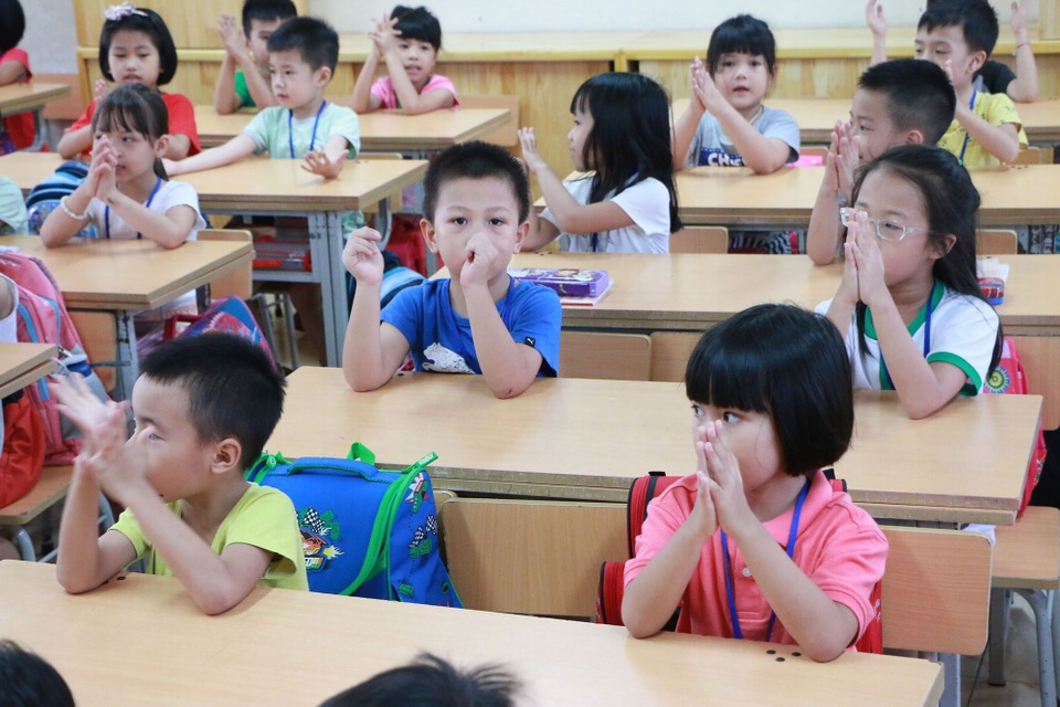 Học sinh Hà Nội học 4 ngày/tuần vì quá tải: Đề xuất 3 phương án giải quyết - 2
Được biết, toàn trường Tiểu học Chu Văn An có 57 lớp ở cả 5 khối nhưng tổng số phòng học chỉ có 41 phòng. (Ảnh: Hà Đình Cường)