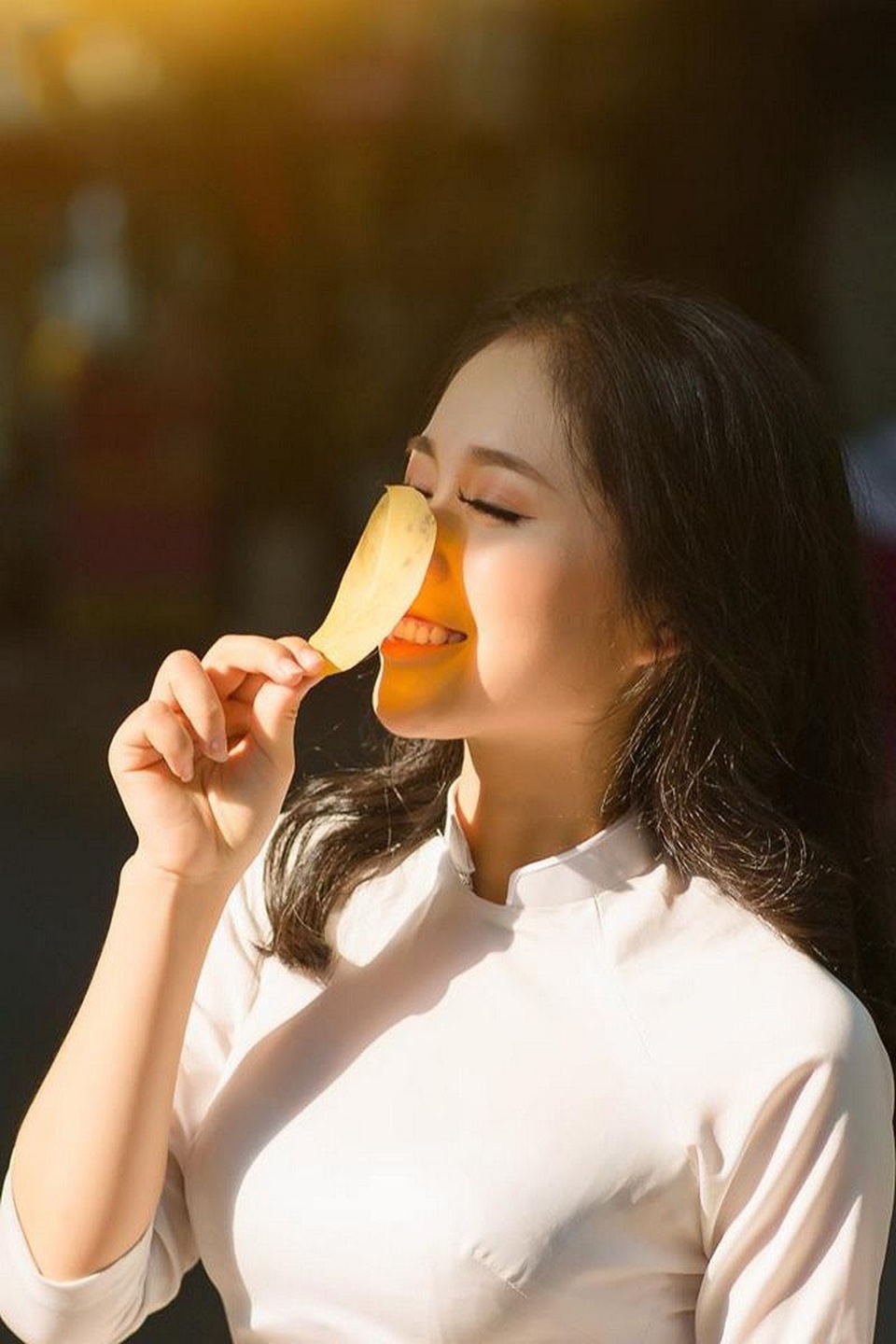 Có một mùa thu rất tình trong mắt thiếu nữ Bắc Giang - 7 Trong khuôn hình, có một chút gì đó trầm lặng, bồng bềnh nhưng lại cuốn hút, hấp dẫn vô ngần. Lá vàng, đường phố vắng, màu vàng giòn của nắng và nét tinh khôi, trong veo của thiếu nữ tuổi 16 đã hòa quyện cùng nhau, khiến người ta xuyến xao thương nhớ.