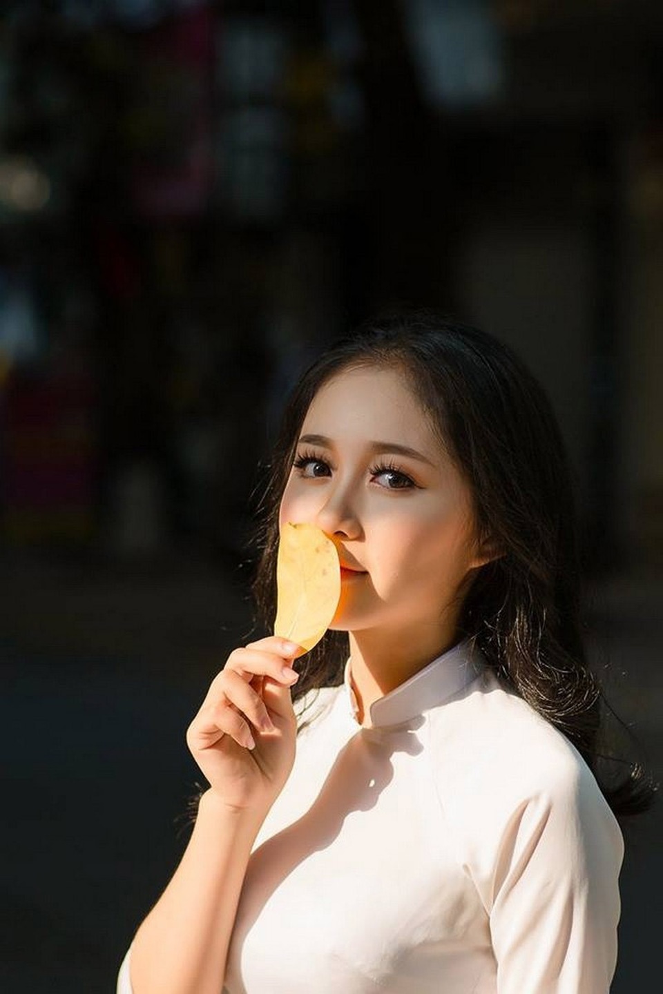 Có một mùa thu rất tình trong mắt thiếu nữ Bắc Giang - 6 “Khi nhìn thấy nắng đẹp, tiết thu rất thích hợp chụp trang phục áo dài, vì sẽ tôn lên nét đẹp của người con gái Việt Nam. Huyền hết sức tự nhiên, không hề diễn một chút nào, cảm xúc nhẹ nhàng cùng lá vàng mùa thu đã tạo nên được những khoảnh khắc bình yên như vậy”, nhiếp ảnh gia này chia sẻ.