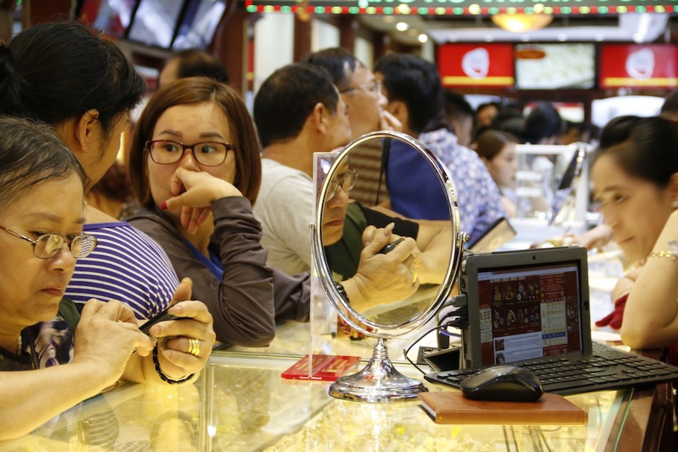 Giá vàng điều chỉnh giảm sau phiên tăng vọt - 1
Sau phiên tăng vọt hôm qua, giá vàng SJC đã được các doanh nghiệp điều chỉnh giảm, xuống mức 36,65 triệu đồng/lượng