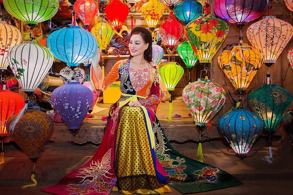 Bất ngờ tà áo tứ thân của Trần Huyền Nhung xuất hiện ở phố lồng đèn Hội An - 9 Bất ngờ tà áo tứ thân của Trần Huyền Nhung xuất hiện ở phố lồng đèn Hội An - 9