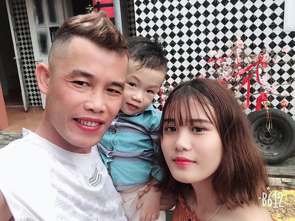 Mai Phương Thúy cảm thấy "nợ" khán giả vì scandal 6 năm trước - 14 Hiệp Gà đăng ảnh chụp cùng con gái của vợ đầu - Hân Huyền và con trai chung với vợ ba - Đông Hải. Nhân dịp sinh nhật con gái tròn 13 tuổi anh viết: Chúc mừng sinh nhật con gái yêu. Con mãi là sự tự hào của bố và là tấm gương cho em Hải phấn đấu. Bố hạnh phúc bên các con.