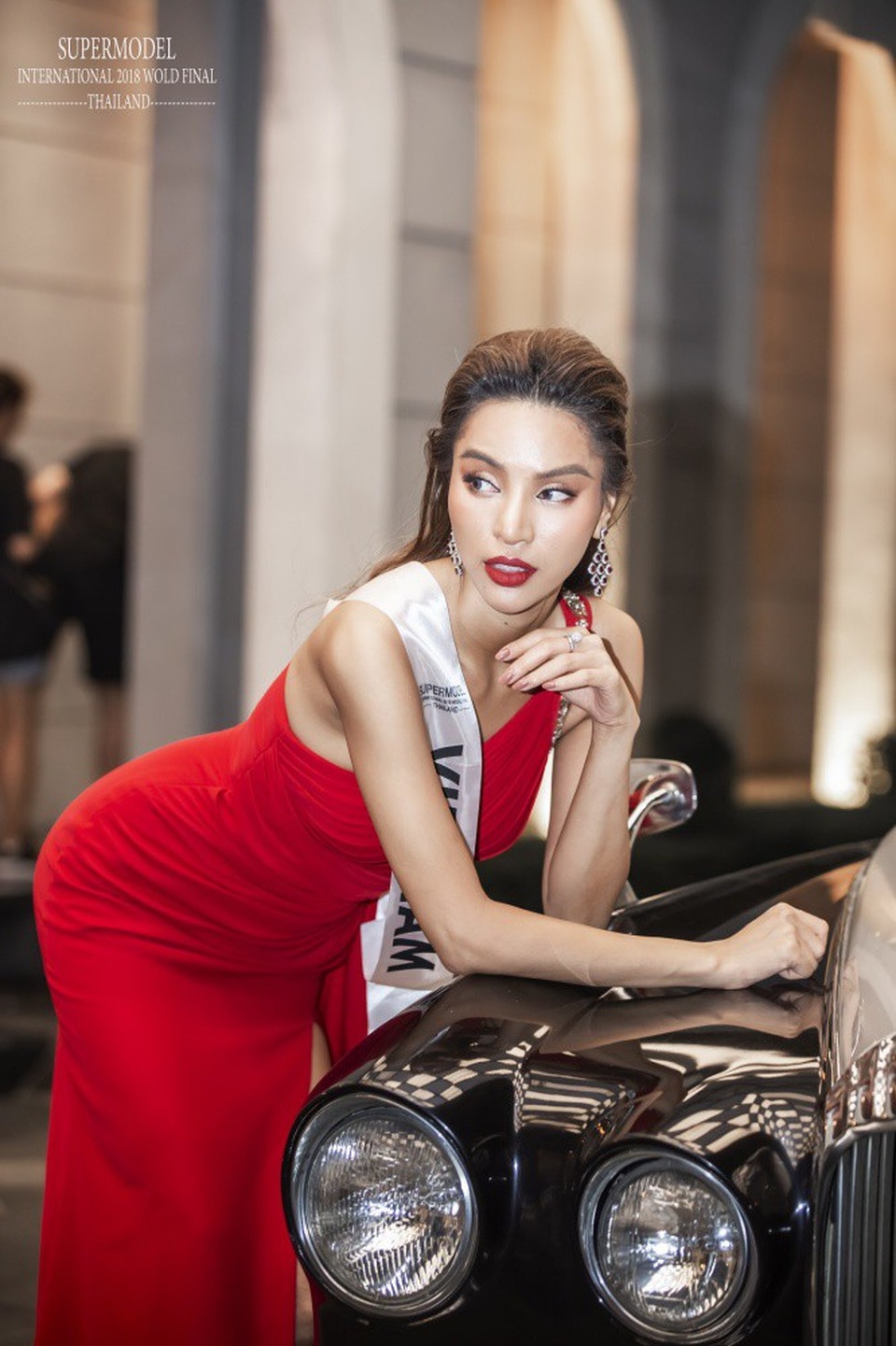 Vừa vào cuộc thi, cô lọt mắt xanh nhà tài trợ chính của cuộc thi, được quay video, chụp hình làm hình ảnh đại diện thương hiệu.