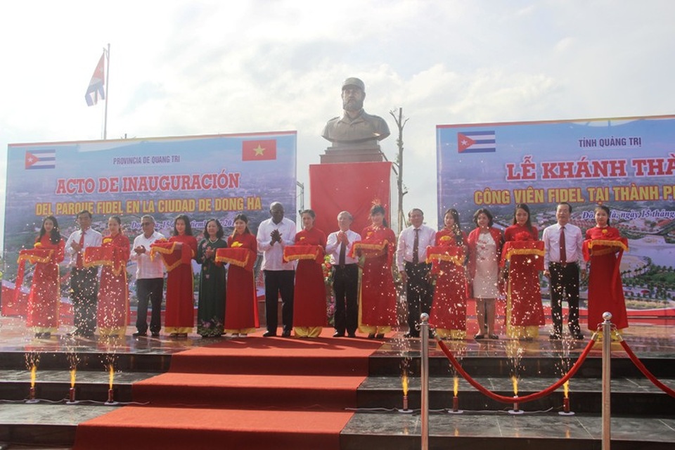 Chính thức khánh thành công viên Fidel Castro tại Quảng Trị - 1
Ông Trần Quốc Vượng và ông Salvador Valdés Mesa cắt băng khánh thành công viên Fidel