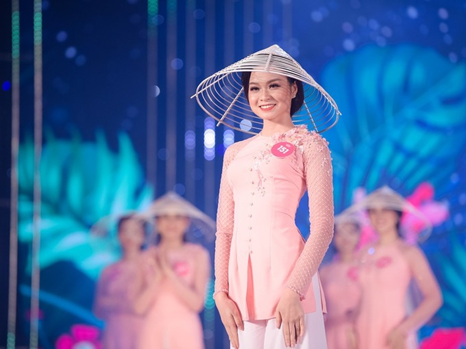 Người đẹp 19 tuổi từng được biết đến với câu chuyện kiếm được thu nhập hơn 10 triệu/tháng nhờ bán áo thun online và sớm tự lập, tự đóng học phí lẫn chi trả cho cuộc sống của mình từ năm học lớp 10.