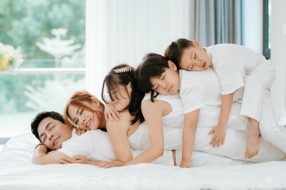Mai Phương Thúy cảm thấy "nợ" khán giả vì scandal 6 năm trước - 7 MC Phan Anh khoe ảnh chụp gia đình rất hạnh phúc và ấm áp. Nam MC dành nhiều thời gian hơn cho vợ và con sau thời gian dài cuốn theo các hoạt động showbiz