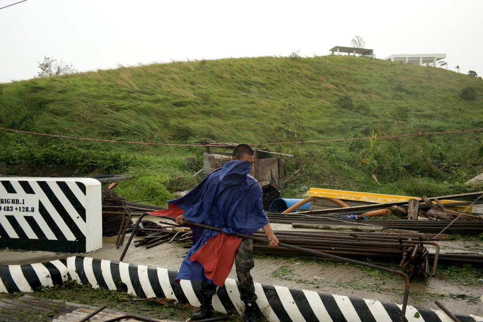 Hình ảnh đổ nát tại Philippines khi siêu bão lớn nhất trong năm càn quét - 5 Bão Mangkhut được đánh giá là cơn bão mạnh nhất trong năm nay đổ bộ vào Philippines, ảnh hưởng tới khoảng 40 triệu người. Trong ảnh: Một sĩ quan cảnh sát dọn dẹp đống đổ nát do bão gây ra tại Philippines. (Ảnh: Bloomberg)