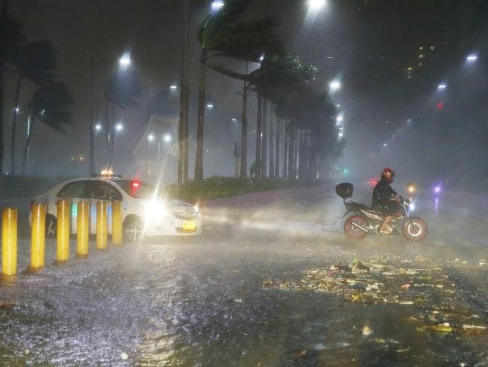 Hình ảnh đổ nát tại Philippines khi siêu bão lớn nhất trong năm càn quét - 9 Mỗi năm Philippines hứng chịu khoảng 20 cơn bão. Cơn bão khủng khiếp nhất từng đổ bộ vào Philippines là siêu bão Haiyan hồi năm 2013 với số người thiệt mạng lên tới con số 7.000. Trong ảnh: Các phương tiện di chuyển khó khăn do gió mạnh khi bão Mangkhut ập tới. (Ảnh: AP)