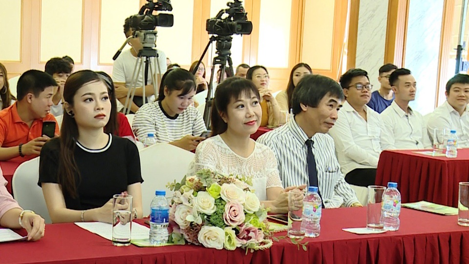 Ra mắt ứng dụng Radaro - giải pháp hỗ trợ marketing online 4.0 - 1 Khách mời tham dự buổi lễ gồm: chuyên gia TS. Lê Thẩm Dương, NSƯT Thu Hương, Hot facebook Hằng Túi.