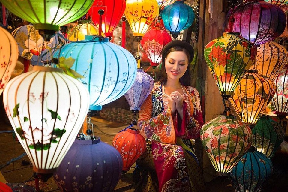 Bất ngờ tà áo tứ thân của Trần Huyền Nhung xuất hiện ở phố lồng đèn Hội An - 2 Bất ngờ tà áo tứ thân của Trần Huyền Nhung xuất hiện ở phố lồng đèn Hội An - 2