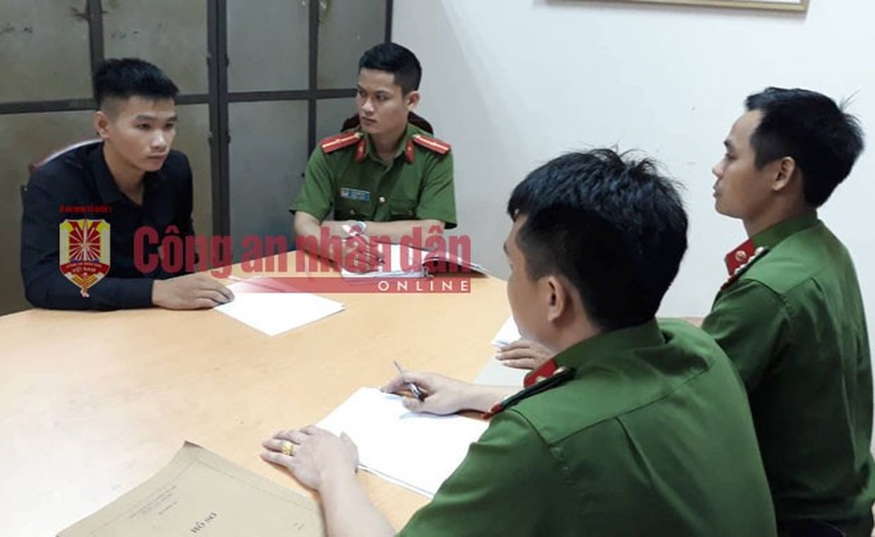 Cuộc điều tra truy tìm hung thủ sát hại tài xế, phi tang thi thể xuống vực sâu ở Hòa Bình - 5 Điều tra viên lấy lời khai đối tượng Bùi Văn Hiền
