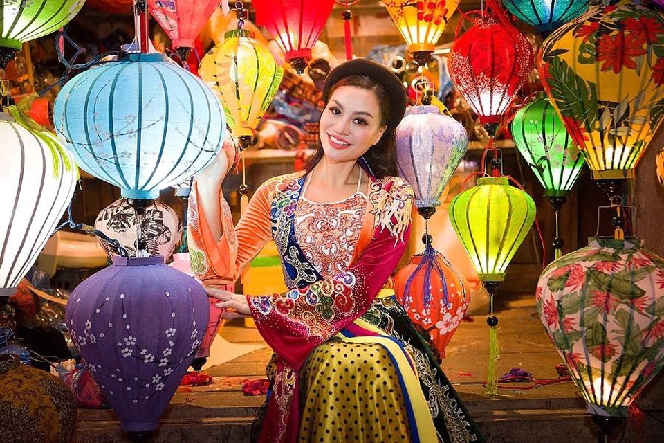 Bất ngờ tà áo tứ thân của Trần Huyền Nhung xuất hiện ở phố lồng đèn Hội An - 8 Bất ngờ tà áo tứ thân của Trần Huyền Nhung xuất hiện ở phố lồng đèn Hội An - 8