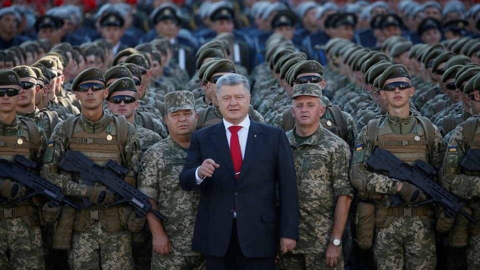 Tổng thống Ukraine muốn cắt đứt với Nga, hướng về EU và NATO - 1 Tổng thống Ukraine Petro Poroshenko (Ảnh: Reuters)