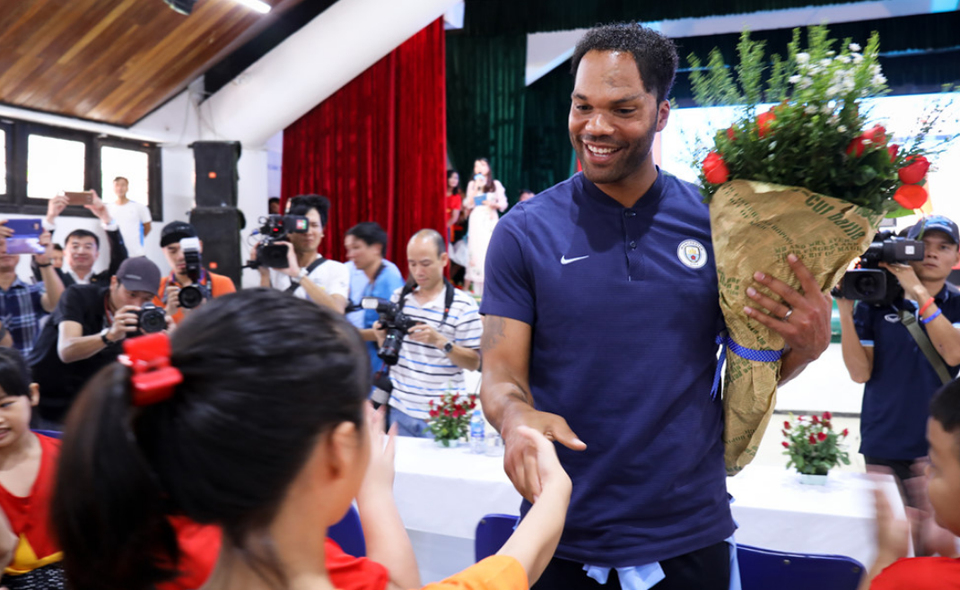 Ngôi sao Joleon Lescott giao lưu bóng đá với trẻ em làng trẻ SOS - 1 Ngôi sao Joleon Lescott giao lưu bóng đá với trẻ em làng trẻ SOS - 1