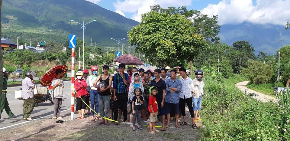 Vụ tai nạn thảm khốc 13 người chết ở Lai Châu: Xe bồn mất phanh đâm vào xe khách - 8
Người dân địa phương theo dõi vụ tai nạn. (Ảnh: Thế Nam).