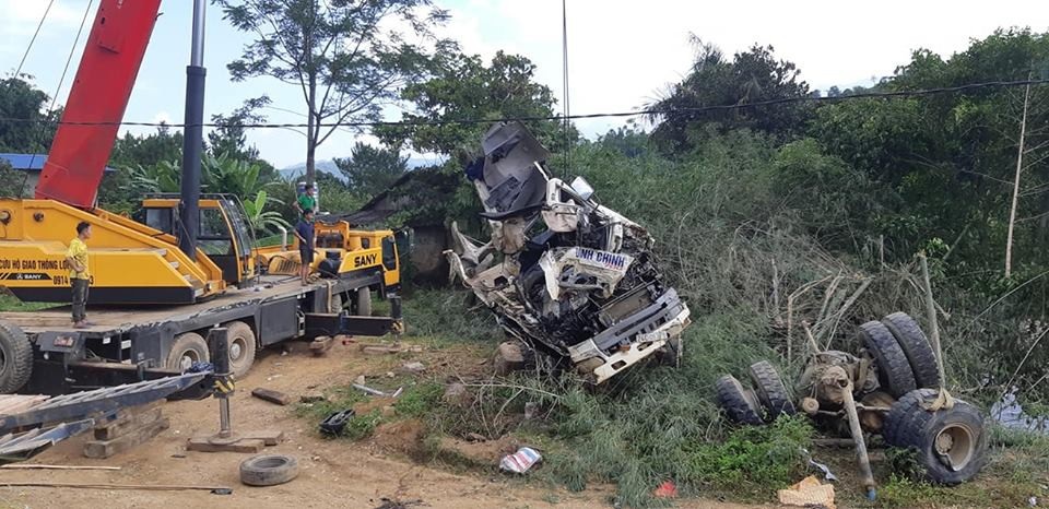 Vụ tai nạn thảm khốc 13 người chết ở Lai Châu: Xe bồn mất phanh đâm vào xe khách - 5
Xe bồn biến dạng.