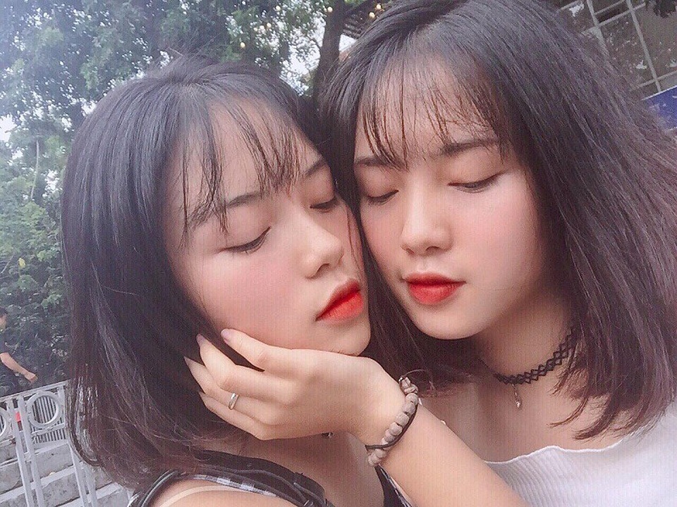 Cặp chị em song sinh 10x Yên Bái thu hút mọi ánh nhìn - 2 2 nữ sinh tỏa sáng trong bộ đồng phục của trường với áo trắng tinh khôi, mái tóc ngắn chấm vai và giống nhau như hai giọt nước.
