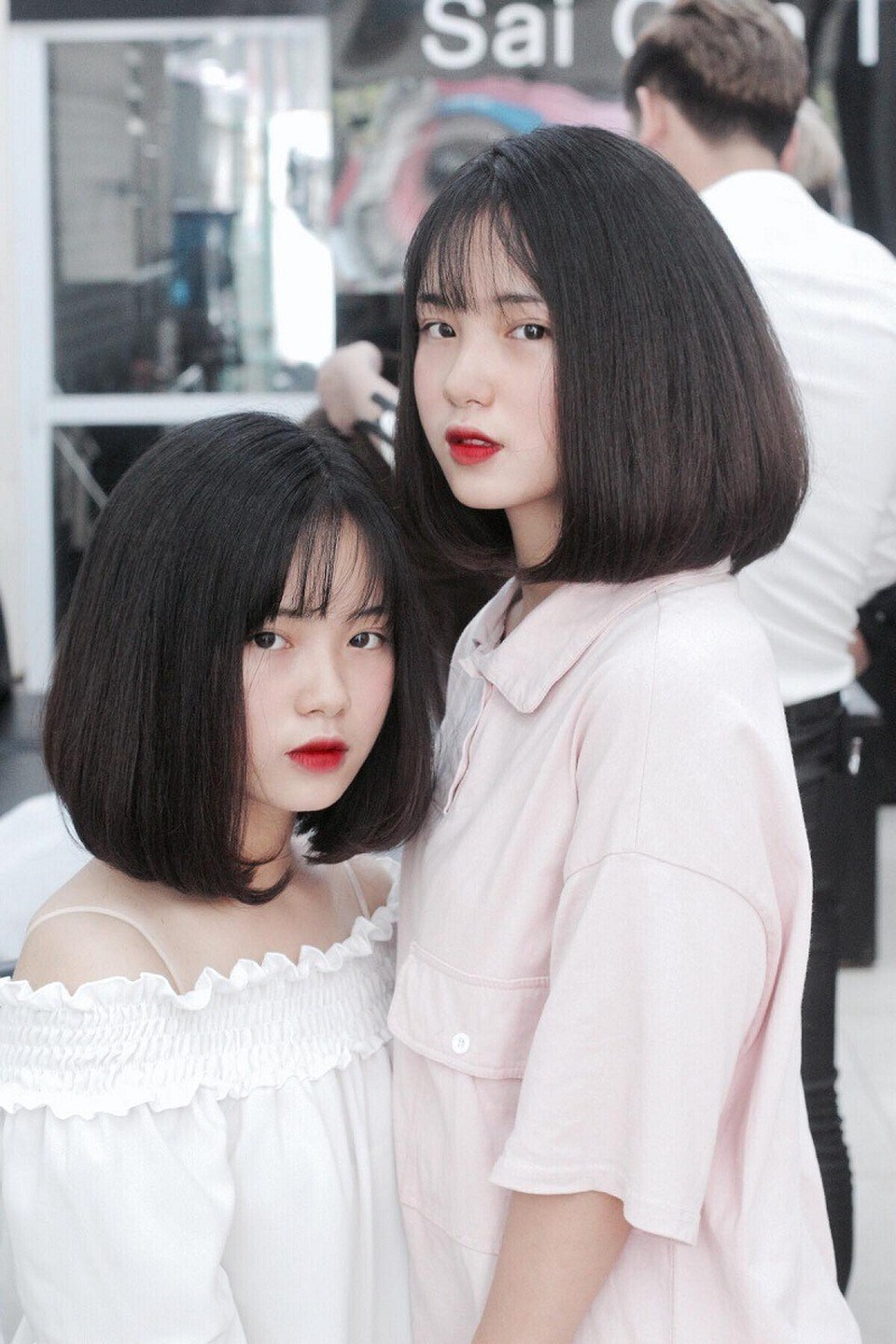 Cặp chị em song sinh 10x Yên Bái thu hút mọi ánh nhìn - 1 Vẻ đẹp tự nhiên, trong sáng tuổi học trò vốn được cộng đồng mạng rất thích thú và ưu ái đặt cho nhiều tên gọi như “thiên thần áo dài trắng” hay “thiên thần học đường”,... Và mới đây, dân mạng thêm một lần nữa không tiếc lời khen dành cho 2 chị em sinh đôi tại Yên Bái.