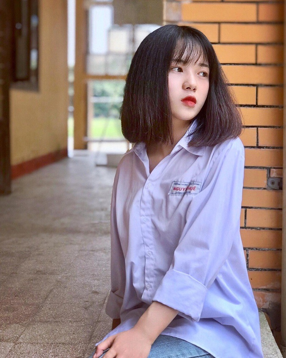 Cặp chị em song sinh 10x Yên Bái thu hút mọi ánh nhìn - 7 Thanh Hằng là chị còn Thanh Nga là em, khuôn mặt giống nhau, kiểu tóc giống nhau và cùng mặc đồng phục, nếu không phải người quen chỉ nhìn ảnh cũng khó có thể nhận ra đâu là chị đâu là em. Thậm chí thầy cô giáo của Hằng và Nga cũng đôi lần nhầm lẫn 2 chị em với nhau.