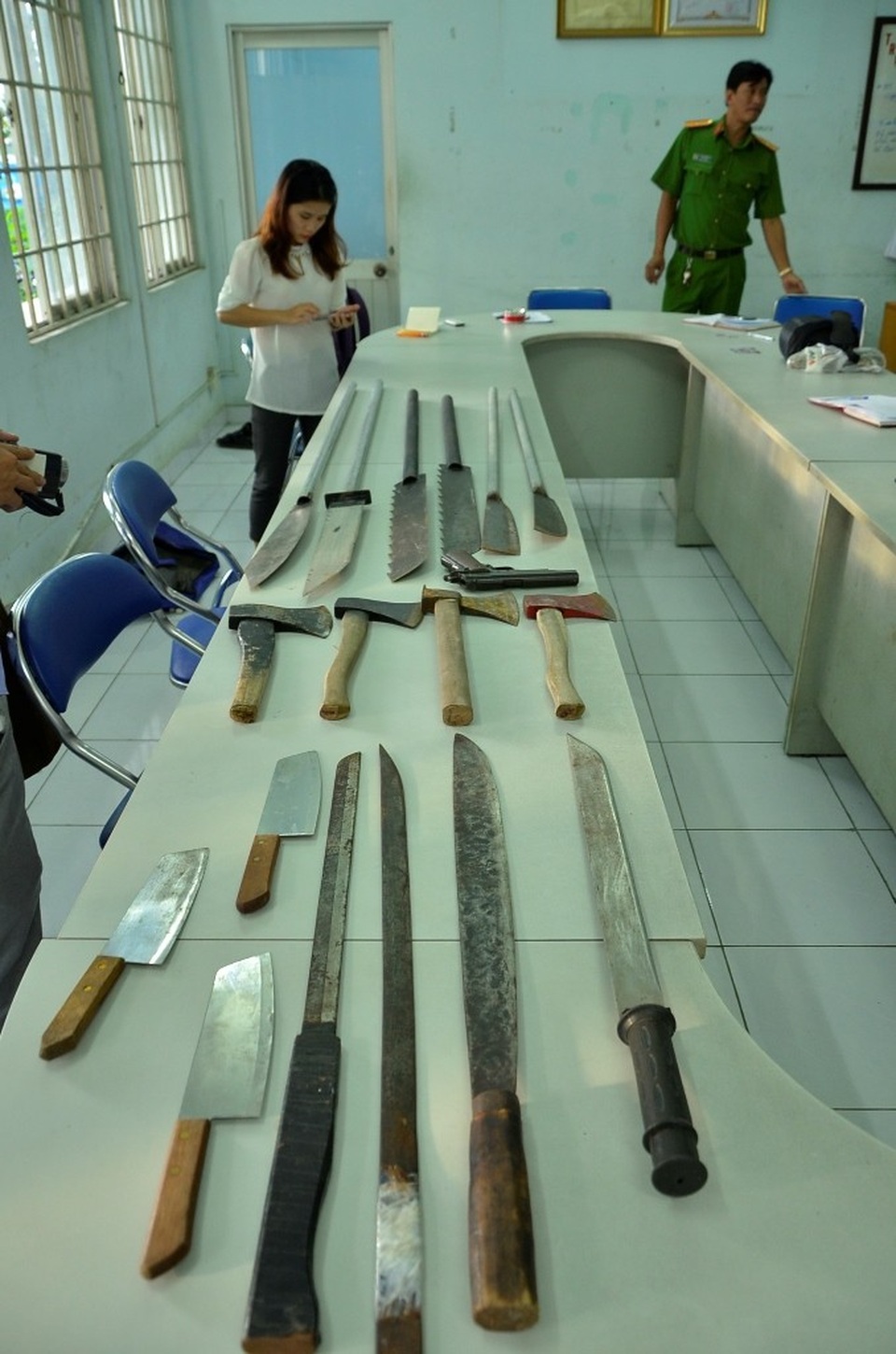 Nhiều liên minh vay nóng bị chặt đứt - 3 Hung khí của một nhóm giang hồ chuyên hoạt động bảo kê, đòi nợ thuê ở Sài Gòn bị công an phát hiện, thu giữ