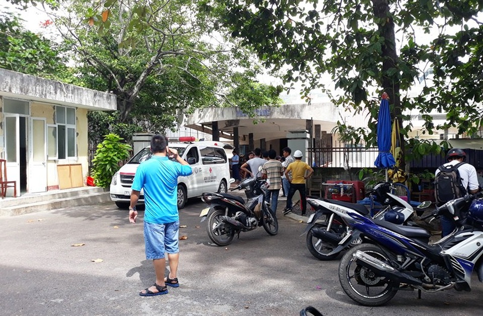 2 công nhân ngạt khí tử vong khi dọn hầm tàu hàng - 2 Thi thể nạn nhân được đưa về Nhà tang lễ Bệnh viện đa khoa tỉnh Bình Định để phục vụ công tác điều tra.