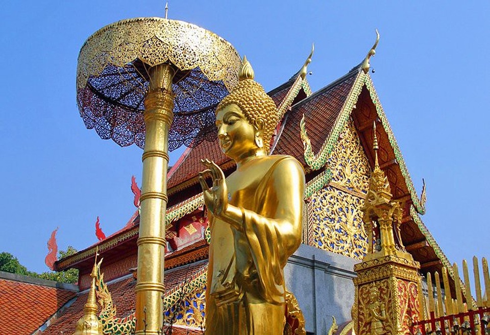 Những địa điểm hấp dẫn du khách tại Chiang Mai - 1
Đền thờ Wat Doi Suthep có một vị Phật ngồi được tôn kính và là một trong những điểm du lịch nổi tiếng nhất trong thành phố. Bạn có thể đến đây bằng cách leo núi, thuê xe máy... Ngôi đền được trang trí công phu, với nhiều tượng của Đức Phật ngoài ra còn có một bảo tàng nhỏ trong khuôn viên.