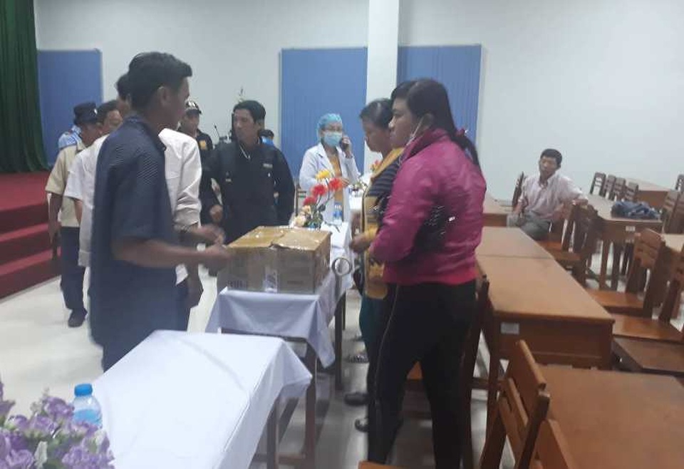 Vụ song thai chết khi chờ sinh: Bác sĩ trực ngưng việc để làm việc với cơ quan điều tra - 1 Người nhà mang thi thể 2 bé đến bệnh viện yêu cầu làm rõ trách nhiệm của bác sĩ