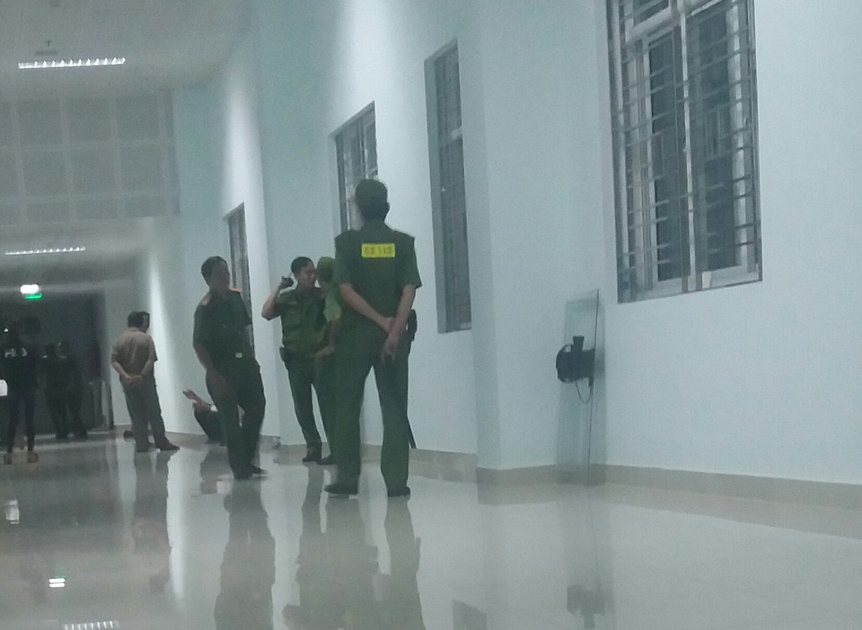 Song thai chờ sinh bị chết lưu: Lời kể đau lòng của người cha - 3 Lực lượng công an bảo vệ an ninh phía ngoài phòng làm việc, nơi người nhà mang hai thi thể đến yêu cầu giải quyết.