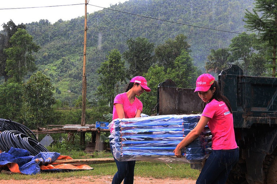 Rớt nước mắt trước nghĩa cử xây trường giữa tâm lũ - 2 Thấu hiểu và mong muốn sẻ chia với hoàn cảnh khó khăn ấy, Công ty Qui Phúc cùng Ban Tổ Chức cuộc thi Hoa hậu Việt Nam 2018 bắt tay thực hiện 02 dự án Nhân Ái “Bước Chân Vui” và “Hy Vọng” nhằm tạo điều kiện học tập tốt hơn cho các em nhỏ, gieo những ước mơ về cuộc sống tươi đẹp cho các em và toàn bộ người dân tại hai thôn Bản Lắp 1 và Sà Phìn.