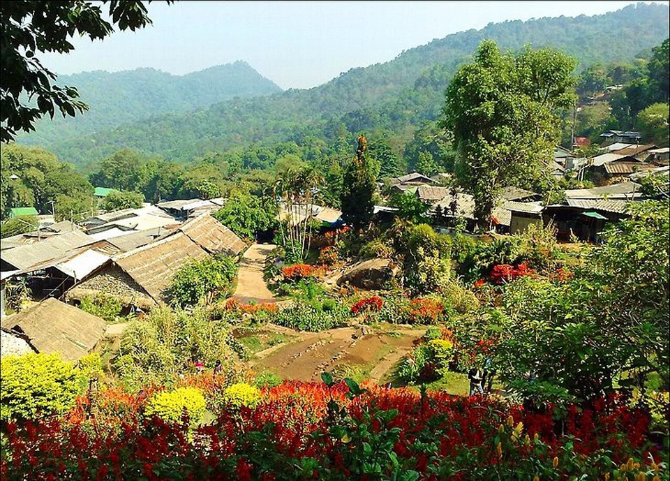 Những địa điểm hấp dẫn du khách tại Chiang Mai - 2
Doi Pui - một ngôi làng nhỏ của người Hmong đang có nhiều khách du lịch tới thăm, bạn có thể mặc trang phục dân tộc để chụp ảnh tại đây và ghé vào những cửa hàng nhỏ, nơi bạn có thể mua hàng dệt thủ công, đồ trang sức...