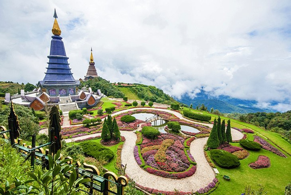 Những địa điểm hấp dẫn du khách tại Chiang Mai - 3
Doi Inthanon là một khu vực rất bình yên với công viên bao quanh xinh đẹp. Bạn có thể thực hiện chuyến leo núi hoặc tản bộ ngắm cảnh một số thác nước và ngôi làng trên đồi cùng với hai ngôi chùa được xây dựng để tưởng nhớ vua Bhumibol Adulyadej và hoàng hậu Sirikit.