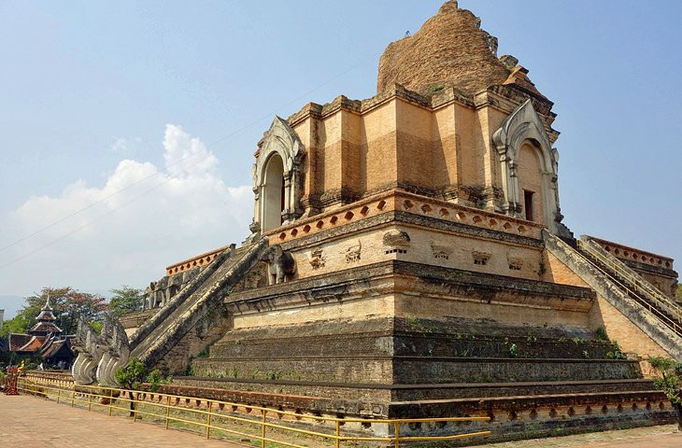 Những địa điểm hấp dẫn du khách tại Chiang Mai - 4
Wat Chedi Luang được xây dựng vào năm 1401, đã bị hư hại trong một trận động đất năm 1545 nhưng vẫn còn rất đẹp, nhiều giá trị lịch sử. Ngày nay tới với Chiang Mai khá đơn giản, bạn có thể đáp chuyến bay từ HN tới thẳng thành phố này với giá vé 1 chiều chỉ 900 nghìn VNĐ thông qua hãng Air Asia