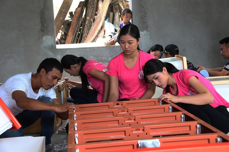 Rớt nước mắt trước nghĩa cử xây trường giữa tâm lũ - 6 Ngôi trường mới xây dành cho 32 đến 35 em thuộc cấp mầm non - mẫu giáo (1 - 5 tuổi). Với điểm trường mới này, các em sẽ có điều kiện đi học gần nhà, phụ huynh yên tâm hơn trong việc các em sẽ được chăm sóc và học tập những năm đầu đời tốt hơn.