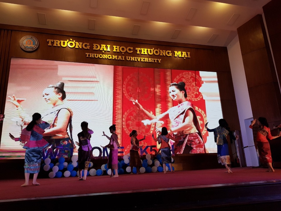 Hoành tráng đêm Gala chào tân sinh viên của trường ĐH Thương Mại - 6 Hoành tráng đêm Gala chào tân sinh viên của trường ĐH Thương Mại - 6