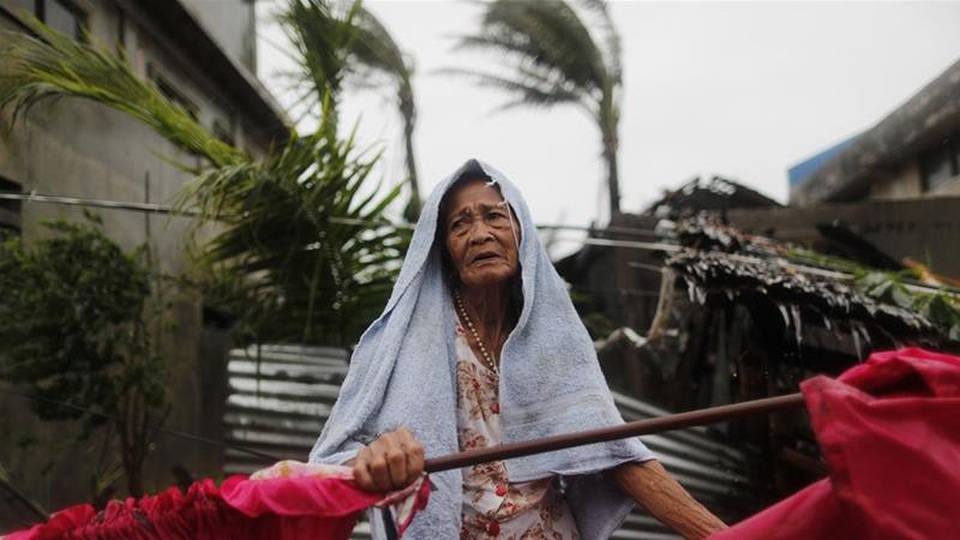 Philippines: Ít nhất 14 người chết do siêu bão Mangkhut - 3 Trong số các nạn nhân thiệt mạng có một trẻ sơ sinh và một trẻ nhỏ 2 tuổi. Hai trẻ nhỏ thiệt mạng cùng cha mẹ sau khi cặp đôi này không chịu sơ tán khỏi một khu vực có nguy cơ bị ảnh hưởng do bão Mangkut tại tỉnh Nueva Vizcaya. Ngoài ra, hai nhân viên cứu hộ cũng tử vong trong các trận sạt lở đất. (Ảnh: EPA)