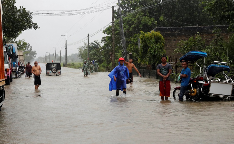 Philippines: Ít nhất 14 người chết do siêu bão Mangkhut - 2 Cố vấn tổng thống Philippines Francis Tolentino cho biết phần lớn các nạn nhân thiệt mạng trong các vụ sạt lở đất hoặc trong những ngôi nhà bị siêu bão tàn phá. (Ảnh: Reuters)