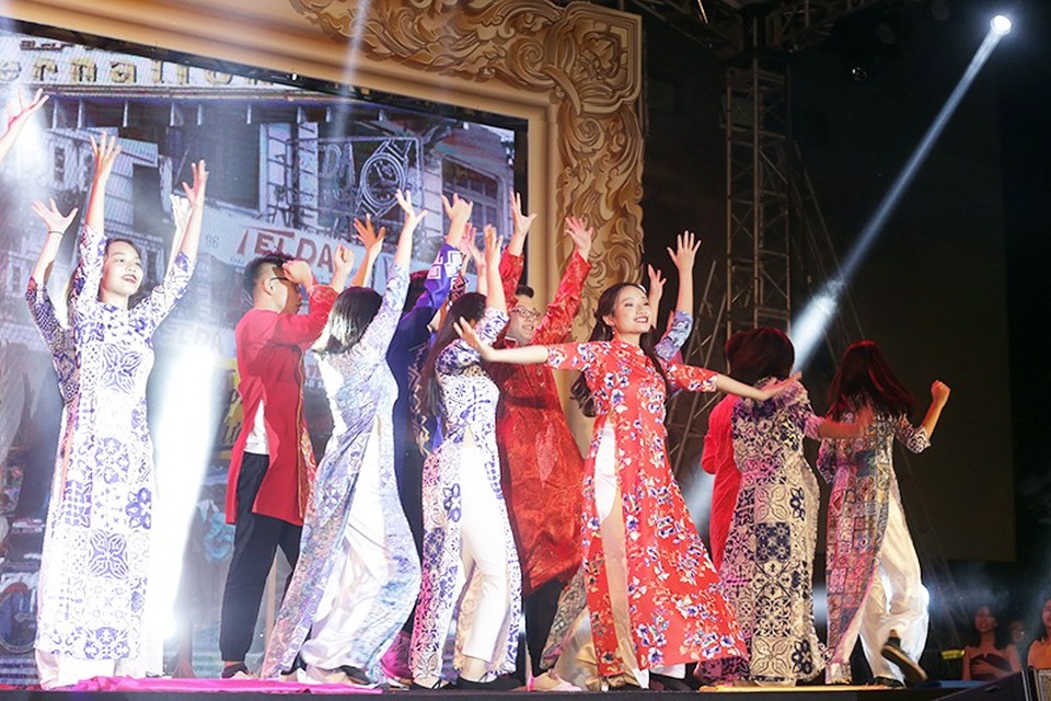 Học sinh chuyên Ams hóa thân “Cô Ba Sài Gòn” khoe cá tính - 1
Các thành viên của khối chuyên Anh truyền tải thông điệp gìn giữ nét đẹp truyền thống thông qua phần thi Tài năng khối chuyên của mình.