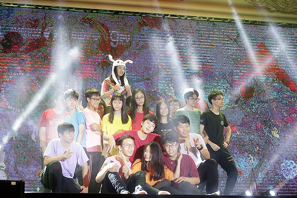 Học sinh chuyên Ams hóa thân “Cô Ba Sài Gòn” khoe cá tính - 10
Khối chuyên Tin mang lên sân khấu “linh vật” dễ thương