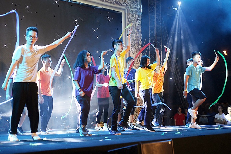 Học sinh chuyên Ams hóa thân “Cô Ba Sài Gòn” khoe cá tính - 11
Đúng như chủ đề của Ngày hội anh tài 2018, các thành viên của khối chuyên Toán mang lên sân khấu màn trình diễn đầymàu sắc đa dạng, rực rỡ.