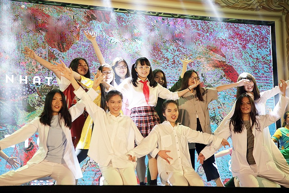 Học sinh chuyên Ams hóa thân “Cô Ba Sài Gòn” khoe cá tính - 13
Tái hiện câu chuyện đầy xúc động về bé Hải An trên sân khấu, khối chuyên Văn bày tỏ sự ngưỡng mộ và nể trọng nghị lực của cô bé không may mắc bệnh hiểm nghèo