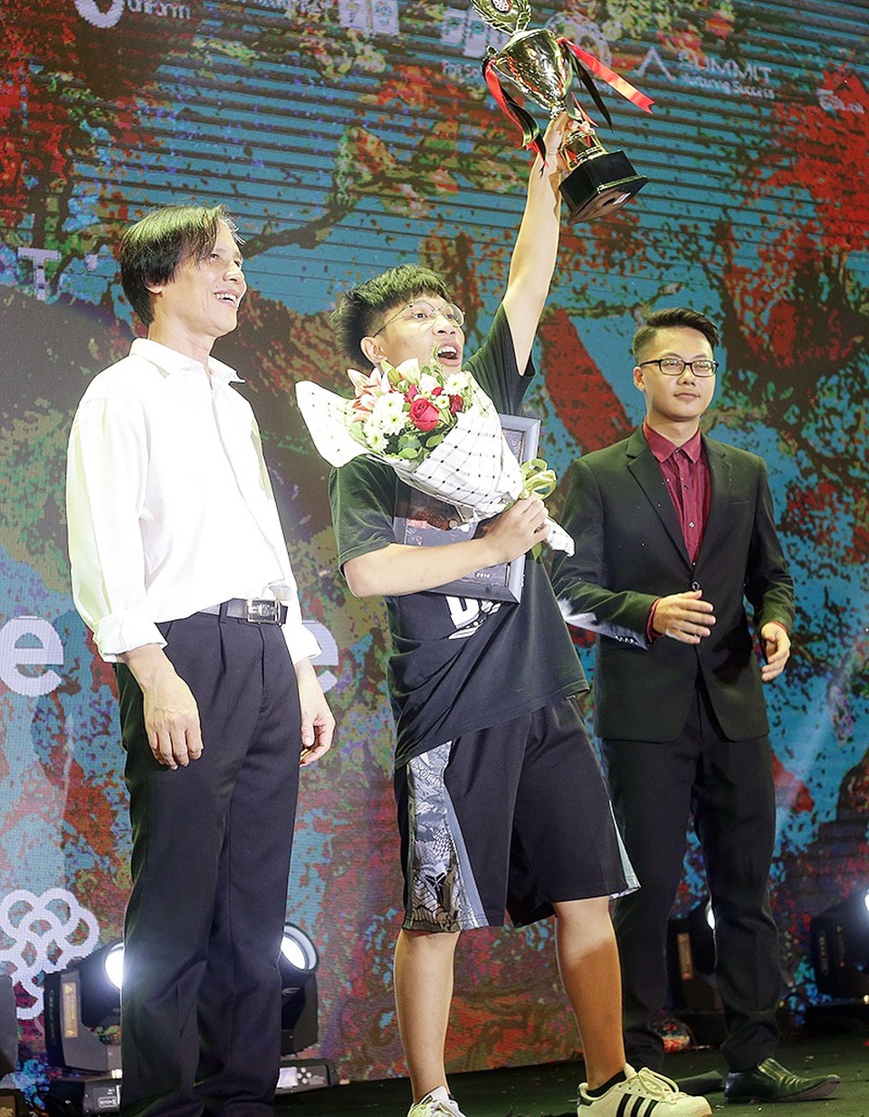 Học sinh chuyên Ams hóa thân “Cô Ba Sài Gòn” khoe cá tính - 15
Niềm vui của đại diện khối chuyên Lý khi giành ngôi vị Most Wanted Class.