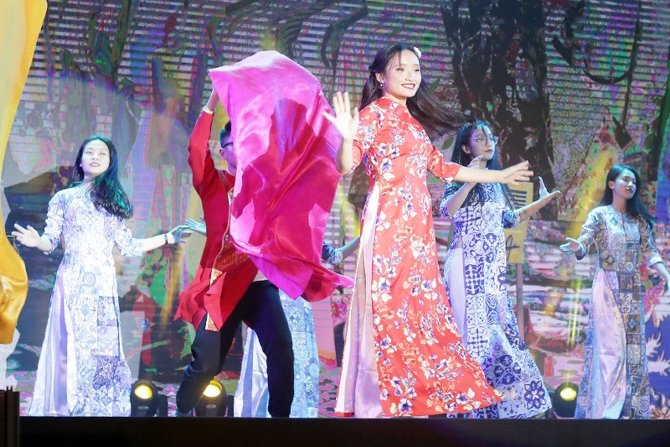 Học sinh chuyên Ams hóa thân “Cô Ba Sài Gòn” khoe cá tính - 2
Khối chuyên Anh thể hiện nhuần nhuyễn vũ đạo “Cô Ba Sài Gòn” đình đám thời gian gần đây.