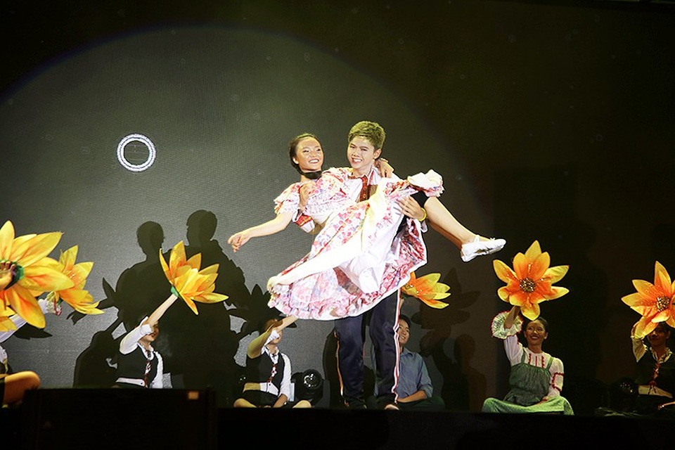 Học sinh chuyên Ams hóa thân “Cô Ba Sài Gòn” khoe cá tính - 3
Khối chuyên Địa mang đến câu chuyện tình lãng mạn giữa một chàng trai da trắng và cô gái da màu, mang đến thông điệp về sự không phân biệt sắc tộc