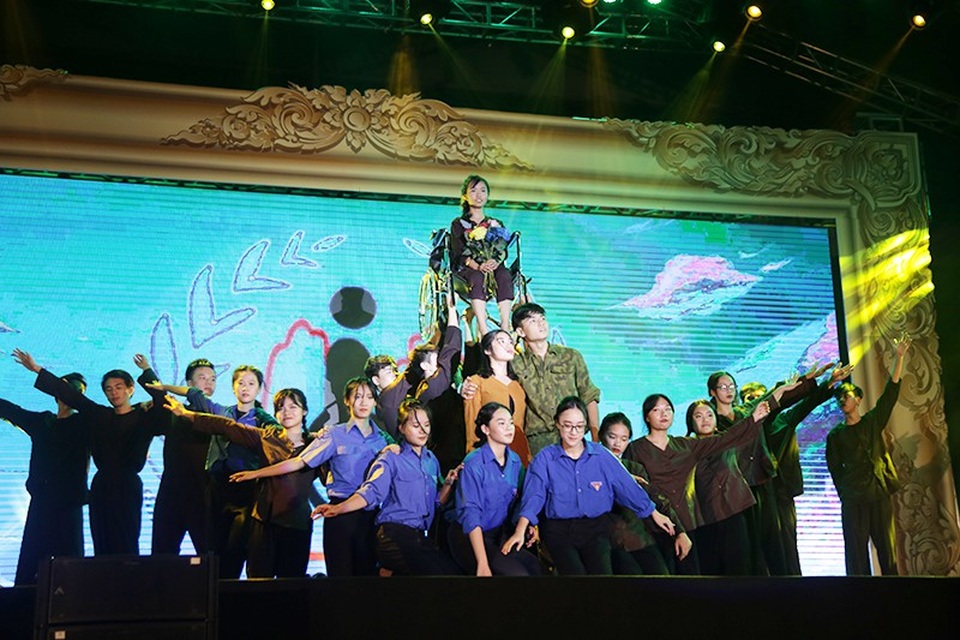 Học sinh chuyên Ams hóa thân “Cô Ba Sài Gòn” khoe cá tính - 4
Khối chuyên Hóa tái hiện những khó khăn, khốc liệt của chiến tranh, ghi nhớ công ơn của các bậc cha anh.