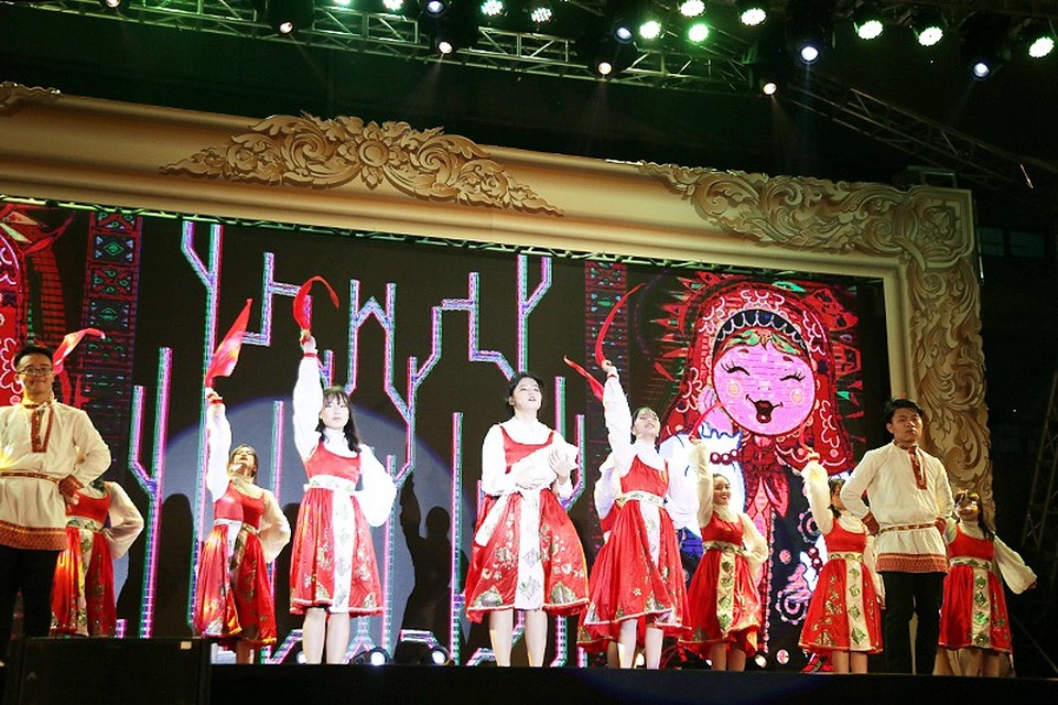 Học sinh chuyên Ams hóa thân “Cô Ba Sài Gòn” khoe cá tính - 6
Khối Nga đưa đến những điệu múa dân gian đậm chất xứ sở bạch dương